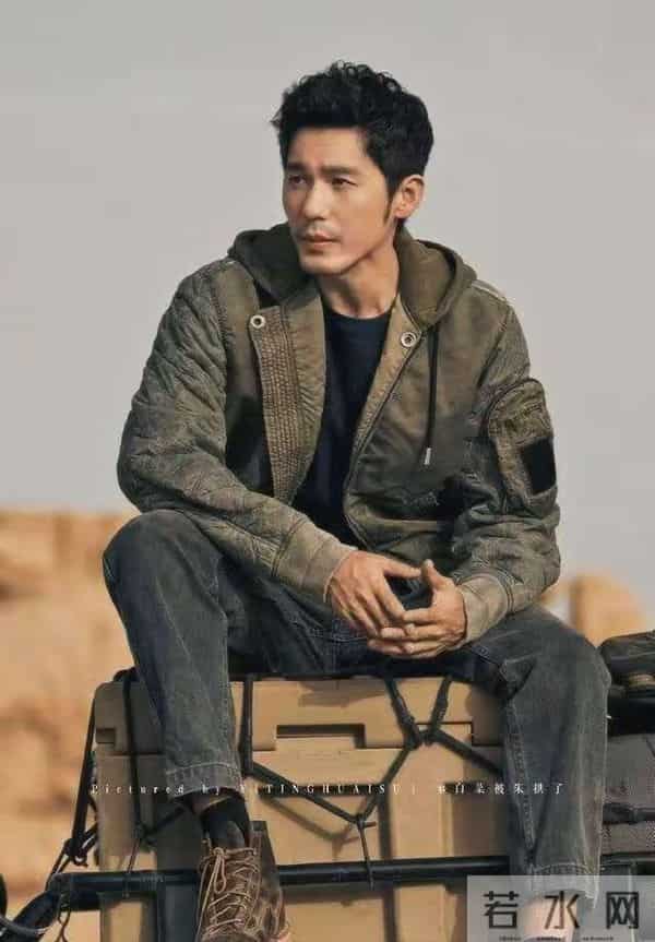 母亲是著名演员,父亲上亿家产,他却跑龙套10年,他到底怎么想的