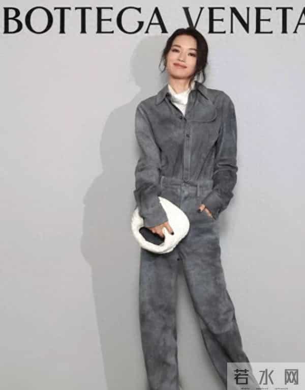 上海活动现场舒淇惊艳!一身深蓝被嘲像工装,她却穿出女王范