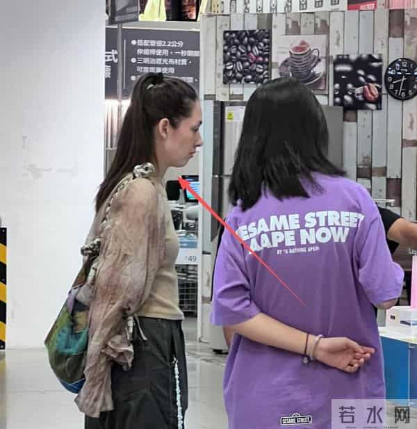 郭碧婷带俩娃逛街，生图嘴凸身材下垂一脸苦相，儿子倒地不起淘气