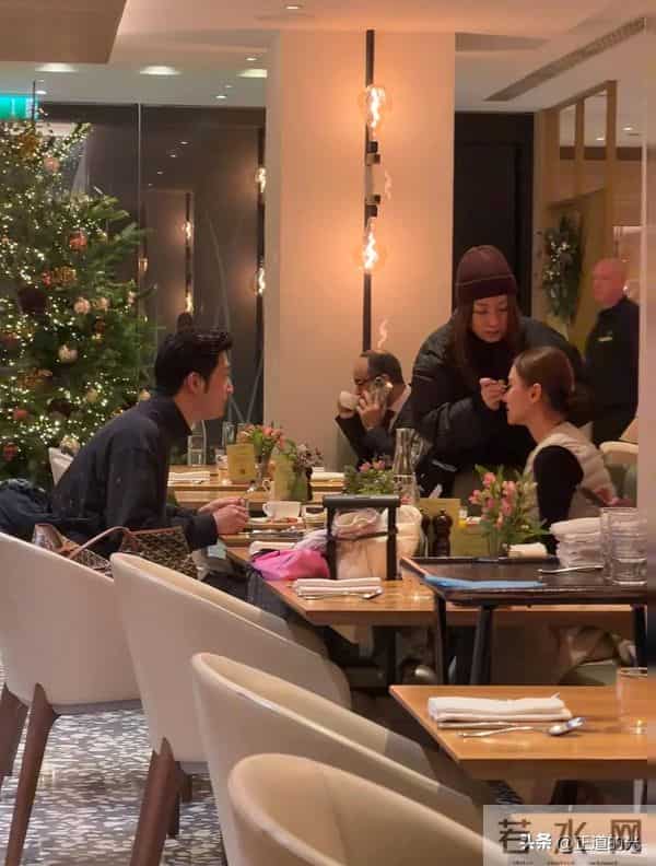 何超莲闭眼画眼线 还不忘和老公说话 窦骁变望妻石 目不转睛地看老婆