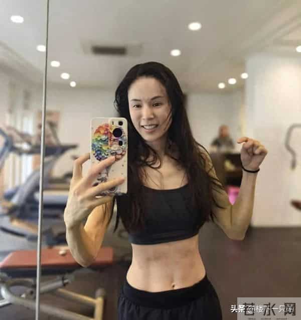 小龙女李若彤素颜晒马甲线 两颊凹陷 法令纹明显 60岁不做医美只运动