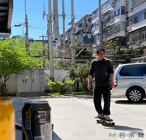 再多钱也没用？70岁张国立身家过亿，却还是要为43岁儿子操碎了心