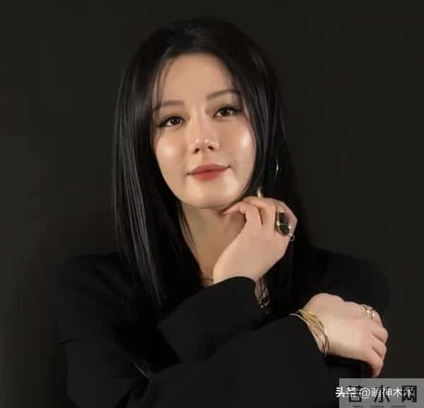 迪丽热巴最新露面状态差，脸部浮肿被质疑医美，浓妆难掩疲态