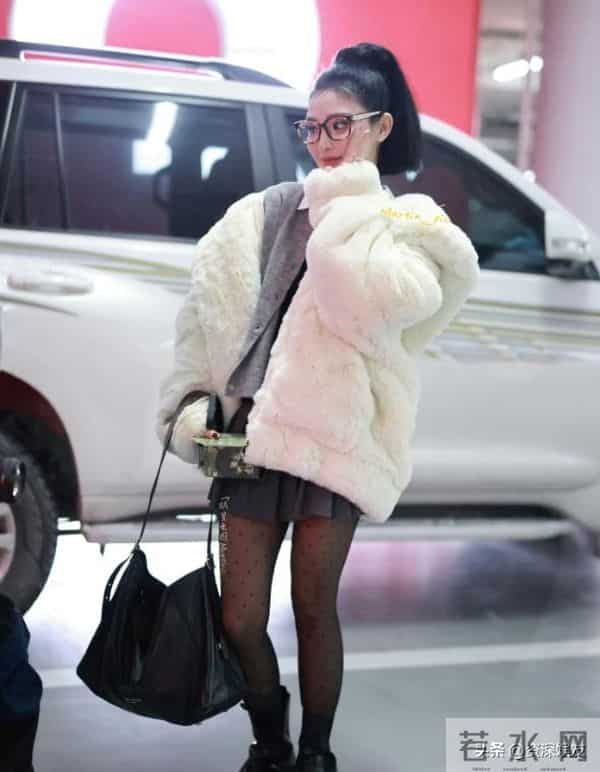 彭小苒机场路透生图，机场变T台，黑丝太绝了