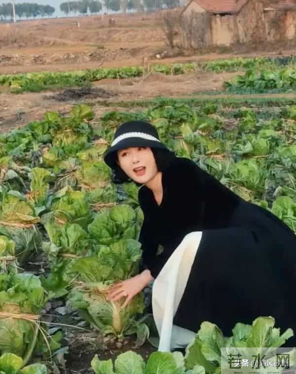 程莉莎随郭晓东回农村,穿3万大衣喊冷,吃烤地瓜笑得比谁都甜
