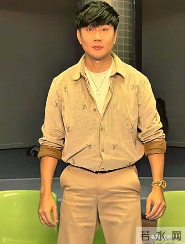 林俊杰被曝恋情，被曝和网红七七在一起，男明星都爱找女网红吗