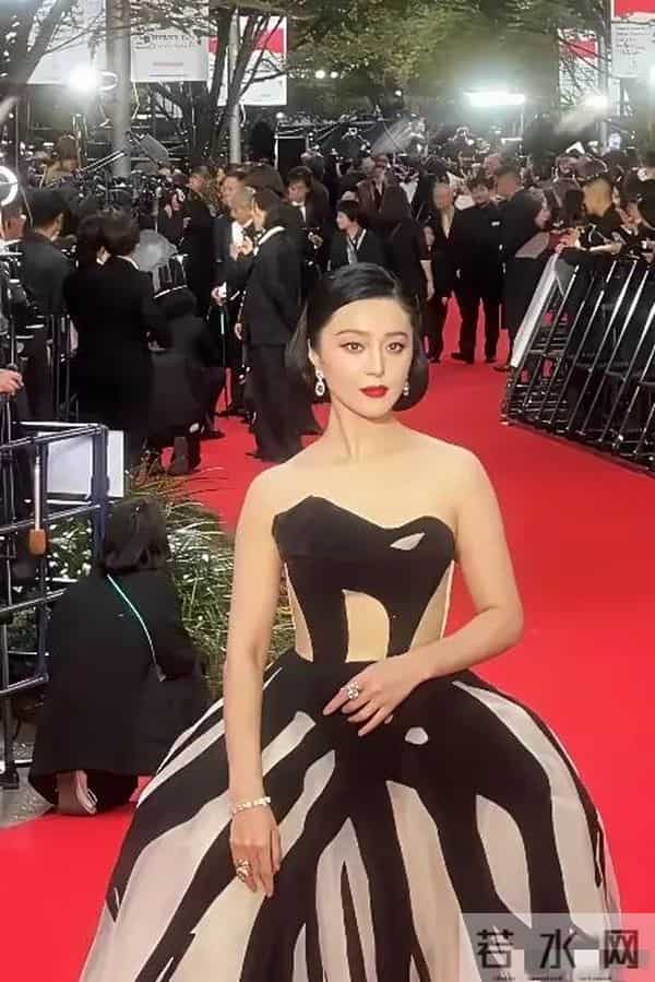 44岁,不小了,眼神有点落寞,表情不是很自然,记者倒是挺上镜