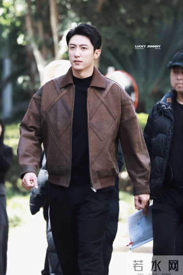 黄景瑜今日上班路透,美拉德风造型好帅气呀,真行走的衣架子呀!