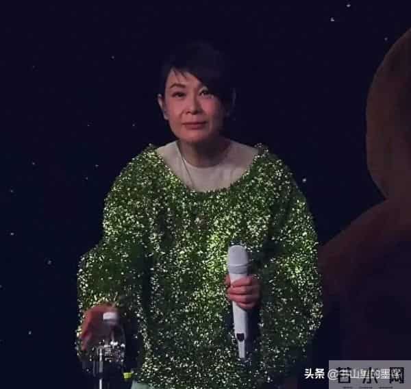 56岁刘若英变样:脸干瘪像老太太,又瘦又普,高龄生子断崖式衰老