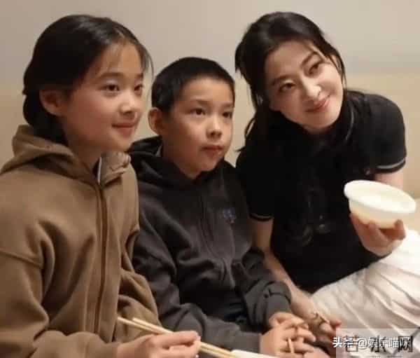 与丈夫一见钟情，结婚1年生个“明星”女儿，原来她才是人生赢家