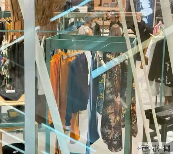 王心凌和吴克群约会被拍,两人穿情侣装逛街吃饭,恋情曝光太甜了