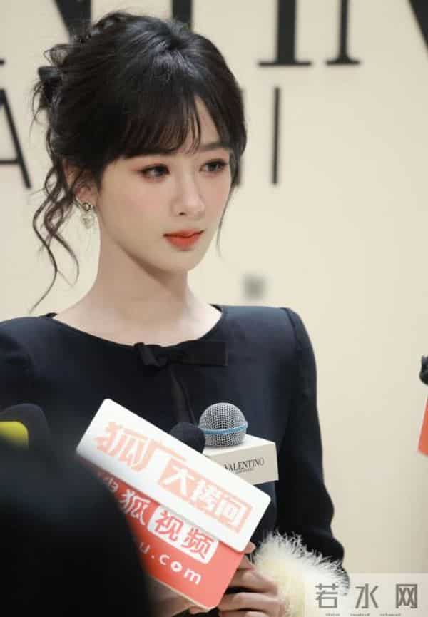 《家业》主演同框：杨紫天鹅颈，韩东君脖短脸圆，卷毛被嘲像大妈