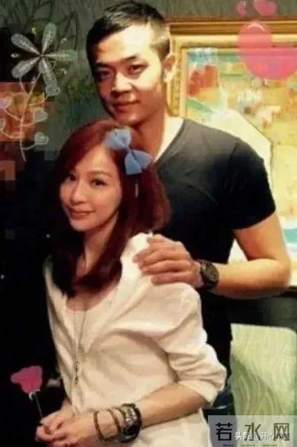 王心凌和吴克群约会被拍,两人穿情侣装逛街吃饭,恋情曝光太甜了