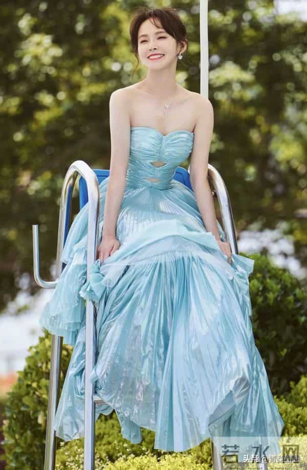 张佳宁抹胸装写真,眨眼笑的真开心