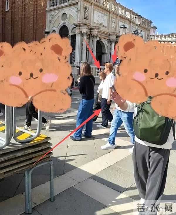 王心凌吴克群被偶遇，带同款项链穿情侣衣，男方人到中年体态拉跨