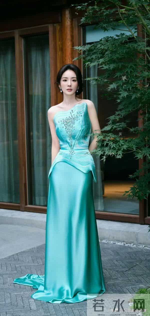 杨幂青裙衬肤白‖惊艳出场，优雅贵气美到挪不开眼