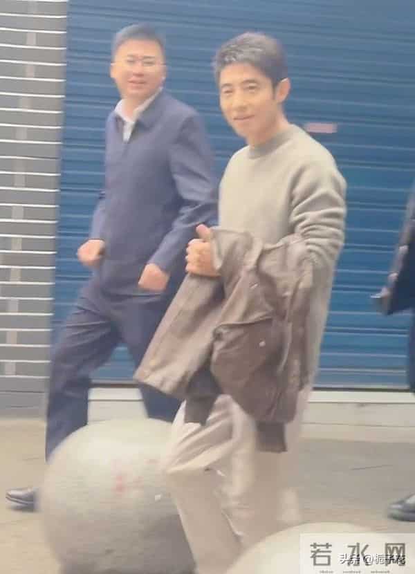 49岁撒贝宁在四川街头被偶遇，他身材保养很好，穿着朴素平易近人