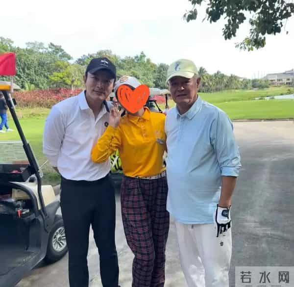 赵本山海南打球一幕被赞，68岁状态年轻，身旁贾乃亮的反应成亮点
