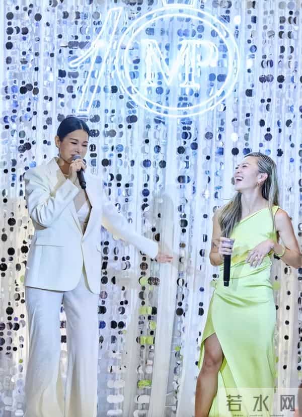 胡杏儿庆祝结婚十周年,一家五口幸福同框,众星道贺排面拉满