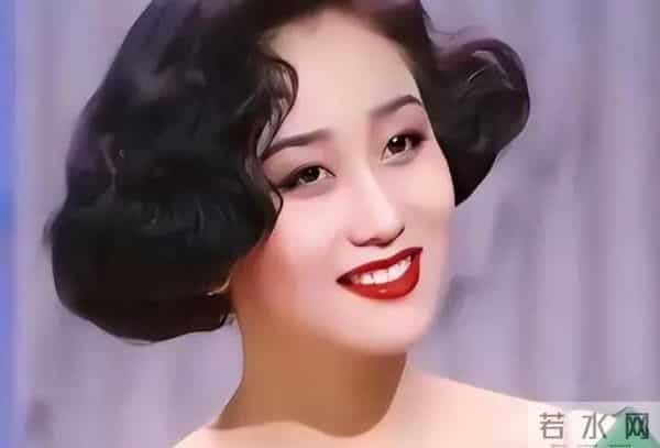 风水轮流转！看了62岁李连杰和63岁利智的合照，风光背后满是心酸