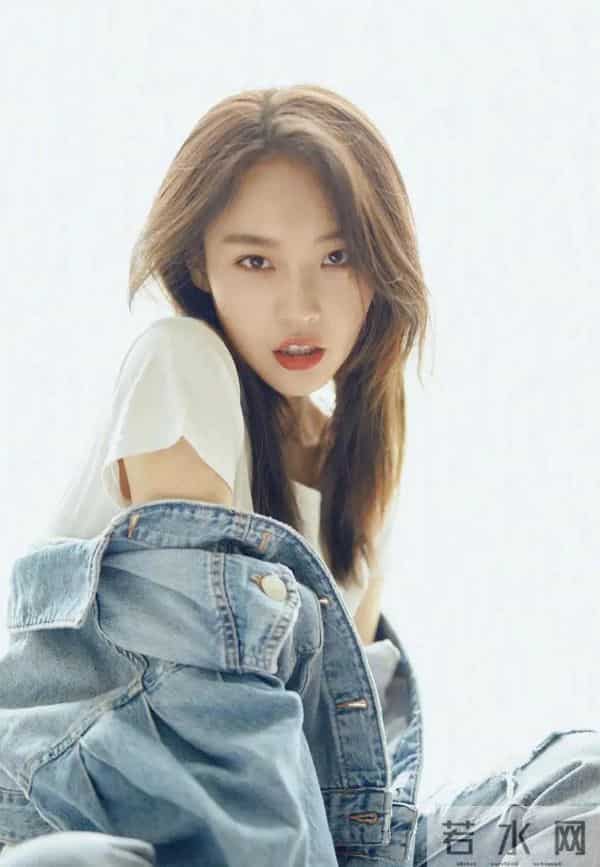 张佳宁身穿白色短袖搭配牛仔系列套装尽显青春活力气息
