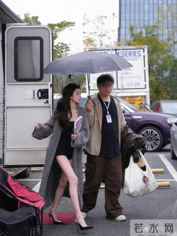 易梦玲最新路透！好纯欲的高跟鞋，脖子以下全是腿！