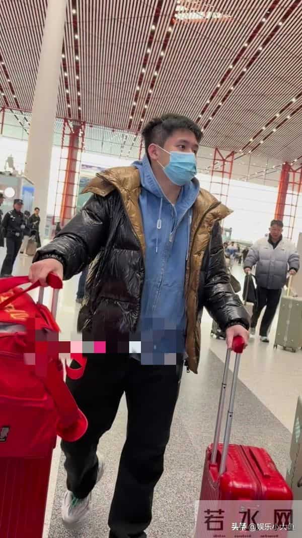 林诗栋北京机场出发成都混团世界杯，穿黑色亮面羽绒帅气十足！
