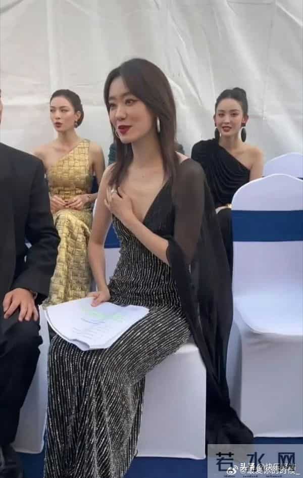 张小斐瘦得胸都没有了,居然还有小肚子,可见减肥真的太难了!