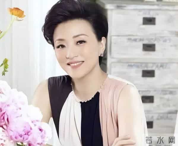 他是杨澜的儿子,长相像复制粘贴,身高1米85,高大帅气