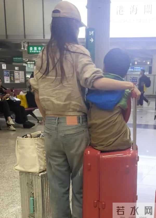 杨颖街边被偶遇,跷二郎腿做脚部美甲,环境简陋寒酸太接地气