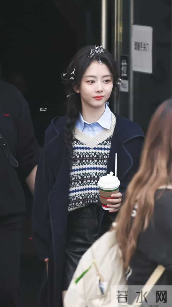谭松韵今日上班路透，侧马尾麻花辫造型好青春甜美，太可爱了吧！