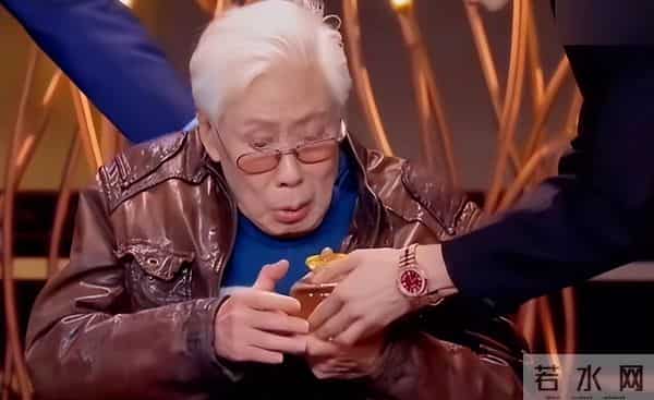 90岁焦晃现状堪忧:穿纸尿裤严重忘事,与小30岁妻子住无电梯顶层