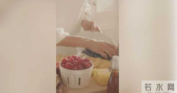 梅根令人反感的待客习惯遭狠批，舔公勺徒手抓食物被拍个正着