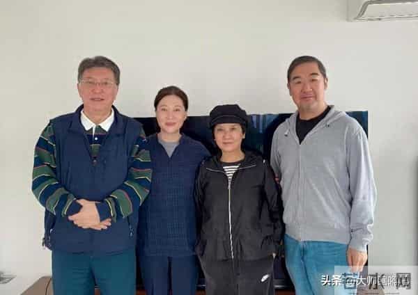 70岁张国立携妻子与友人聚餐，头顶白发老态明显，邓婕气质优雅