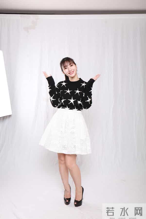 性感女神,柳岩,原来她的脚上有个纹身!