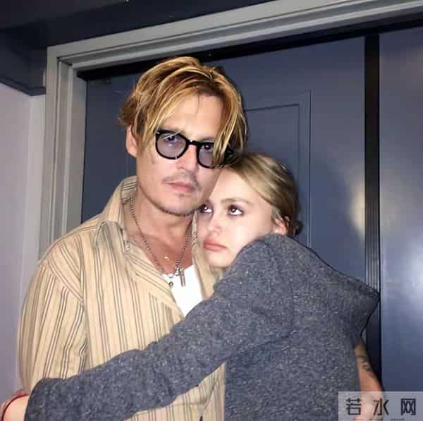 天啊,这居然是德普的女儿, 为了甩掉星二代标签新片造型突破很大