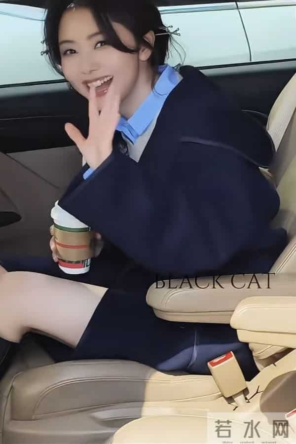 谭松韵今日上班路透，侧马尾麻花辫造型好青春甜美，太可爱了吧！