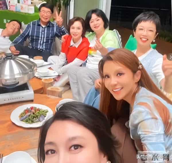 央视主持人聚会,朱迅面容憔悴瘦成皮包骨,鞠萍面色红润很富态