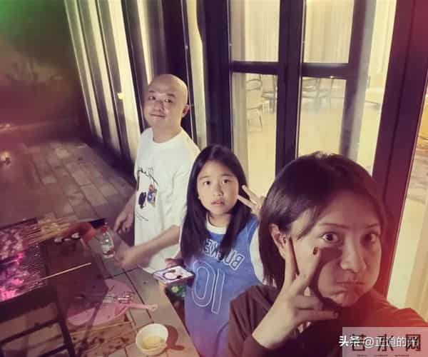 包文婧生子未满百天 和包贝尔带饺子游三亚 二胎家庭美满应偏爱头胎