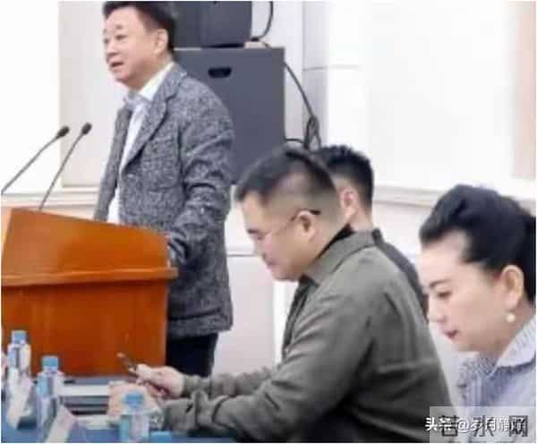 朱军夫妇现身北大,谭梅女强人打扮显腰粗肚子大,站老公旁像小辈