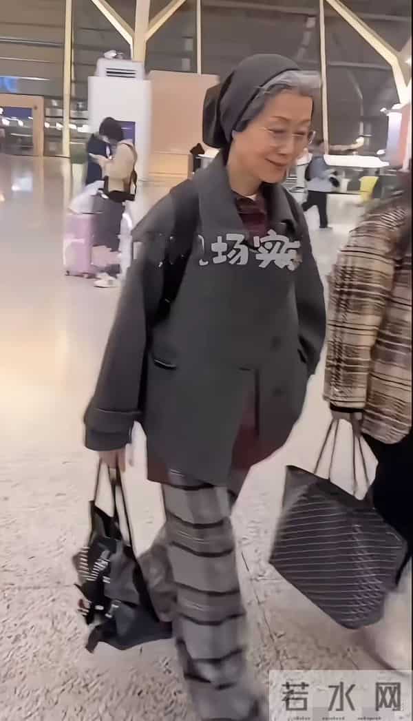 看叶童这打扮,好像是去超市领鸡蛋,土洋结合的,看着都不像她了