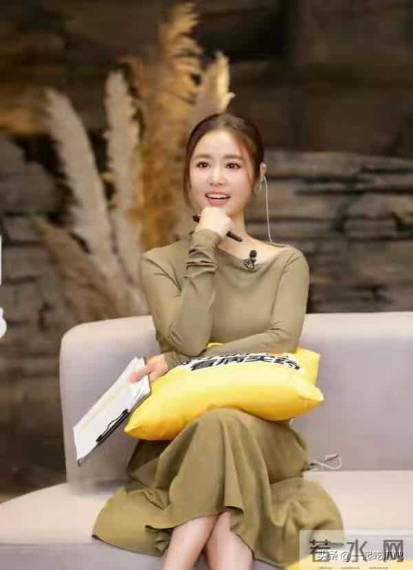 49岁林心如增肥后美得更高级,穿毛衣+半身裙好显贵,差点认不出