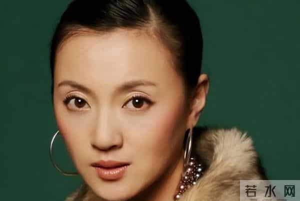 她是冯巩御用老婆，五登春晚后“精神失常”，如今50岁的她怎样了