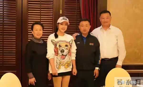 刘晓庆又去聚会!同学都似老奶奶,她穿卫衣+短裤嫩得像小姑娘