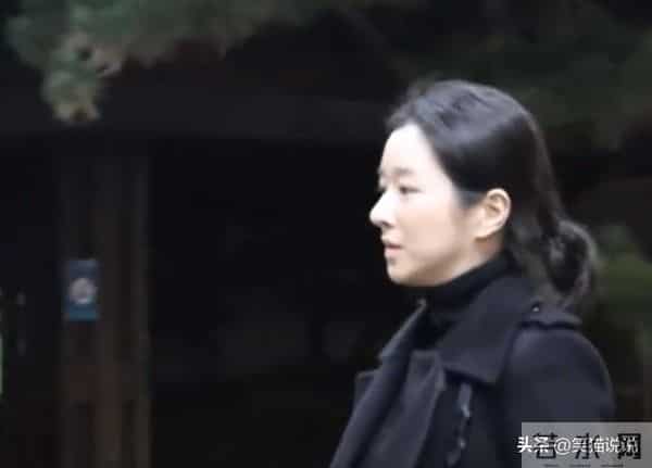 韩娱众星送行李顺载:金英玉靠搀扶出席,崔智友尹恩惠表情严肃