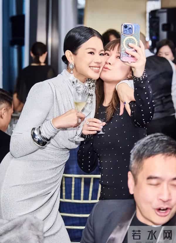 胡杏儿庆祝结婚十周年,一家五口幸福同框,众星道贺排面拉满
