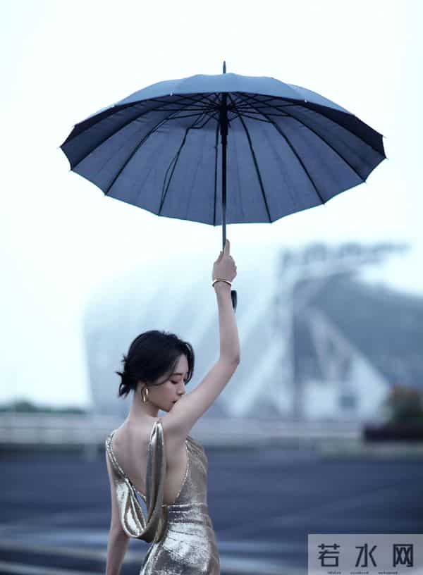 蓝盈莹这腰臀比绝了,气质是真的好!