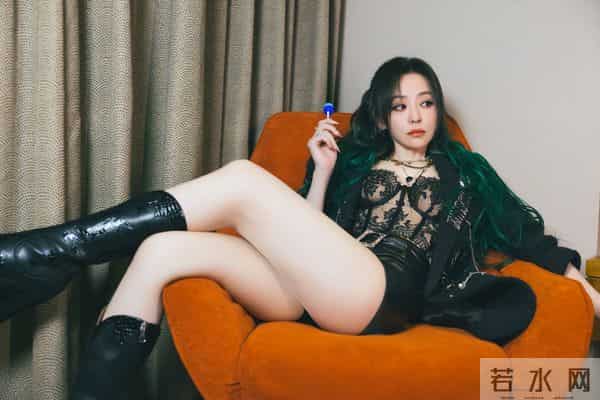 张靓颖黑色镂空蕾丝搭配恨天高美照