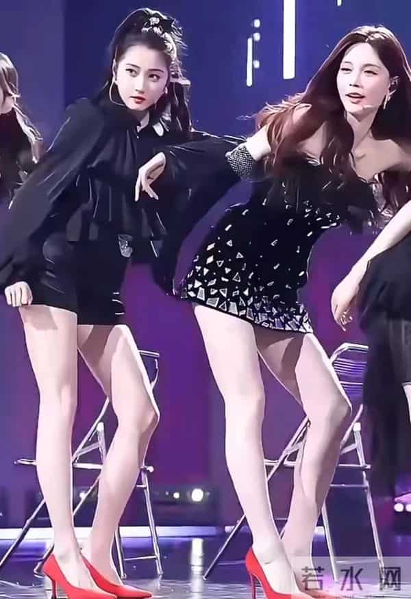 沈梦辰和关晓彤光脚跳舞,新鲜感十足!