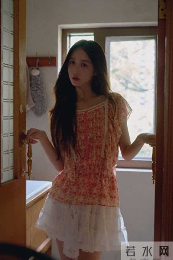 主持人李瑜居家私房写真,纯欲迷人